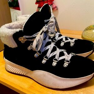 Sorel Out and About Conquest
Size 8.5. Waterproof.